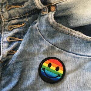 Alternative view of Smiley aux couleurs de l'arc-en-ciel – Écusson